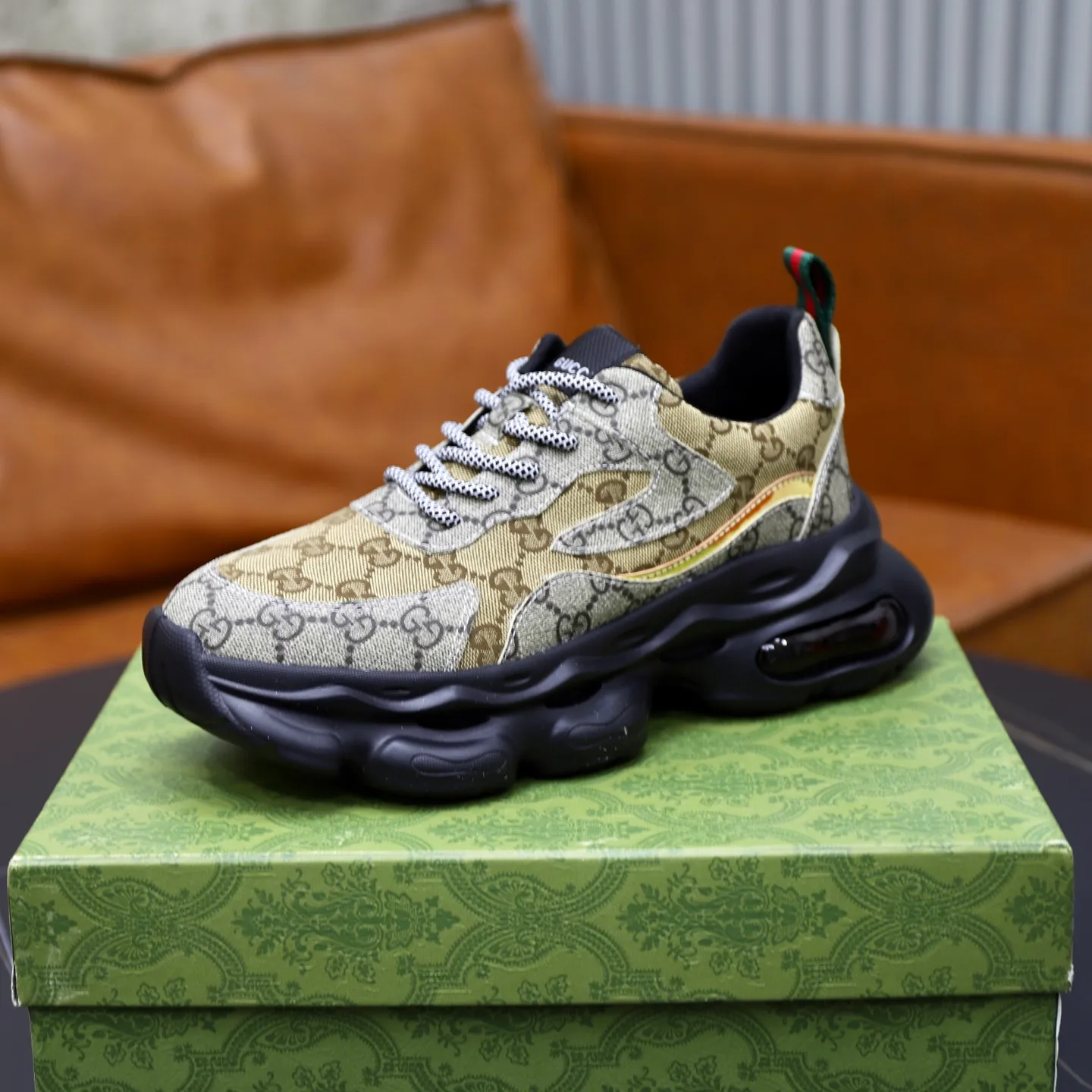Ex-factory price: 462💰🙅‍♂️🙅‍♂️🙅‍♂️ Brand: Gucci GUCCi Standard code: 38-44 (45 customized) Grade: Same as the official website Material: Original cowhide material spliced with brand cloth Comfortable and breathable lining Lightweight and wear-resistant sports outsole Style category: Men's fashion casual shoes Running sports shoes Distinguished luxury brand elements Top luxury color: actual picture color